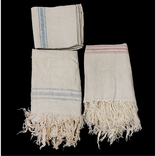 Sub.:12-On - Lote: 1275 -  Tres toallas de lino, dos de ellas con flecos.