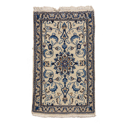 Sub.:12-On - Lote: 69 -  Pequeña alfombra tipo persa con decoración geométrica en tonos blancos y azules.