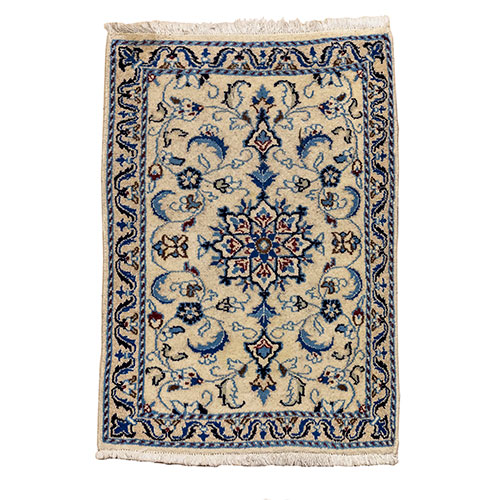 Sub.:12-On - Lote: 62 -  Pequeña alfombra tipo persa con decoración geométrica en tonos blancos y azules.