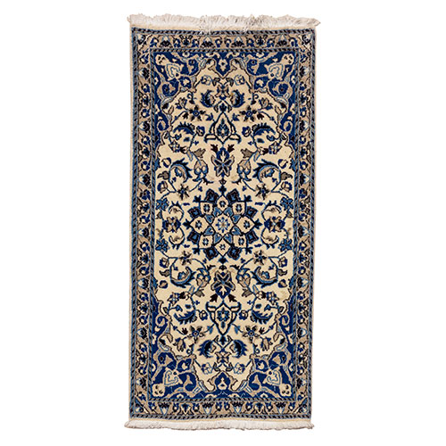 Sub.:12-On - Lote: 70 -  Alfombra tipo persa con decoración geométrica en tonos blancos y azules.