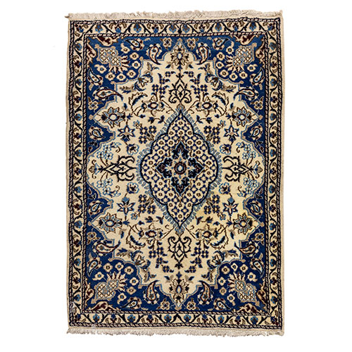 Sub.:12-On - Lote: 58 -  Alfombra tipo persa con decoración geométrica en tonos blancos y azules.