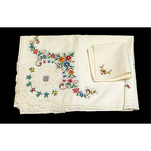 Sub.:12-On - Lote: 155 -  Manteler�a de algodon con punto de cruz creando con motivos florales y puntilla