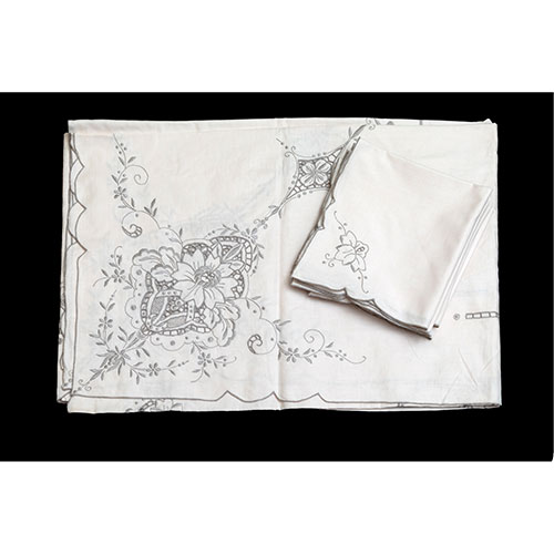 Sub.:12-On - Lote: 158 -  Mantel en algod�n con bordados y doce servilletas.
