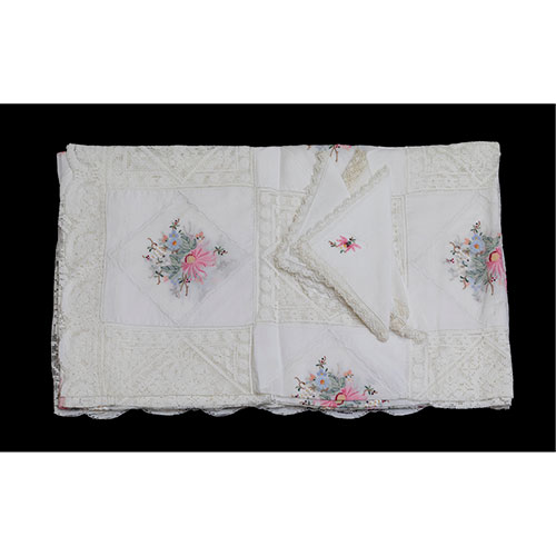 Sub.:12-On - Lote: 157 -  Mantel en hilo de algod�n con decoraci�n bordada floral y ganchillos. Con doce servilletas.