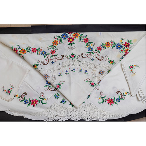 Sub.:12-On - Lote: 163 -  Mantel redondo de algod�n con punto de cruz y ganchillo