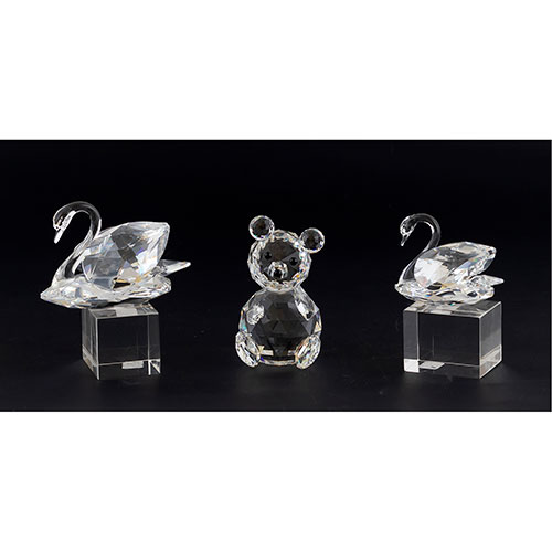 Sub.:12-On - Lote: 194 -  Pareja de cisnes con sus peanas y osito realizados en cristal de Swarovsky.
