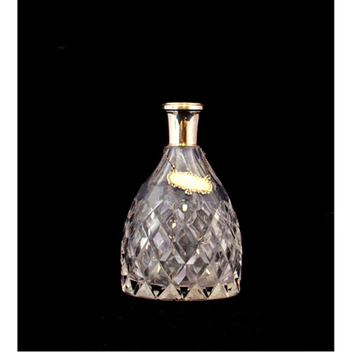 Sub.:12-On - Lote: 213 -  Licorera en cristal tallado con tap�n.