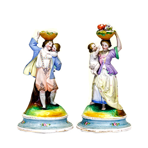 Sub.:12-On - Lote: 243 -  Pareja de figuras hombre y mujer con ni�os. Biscuit