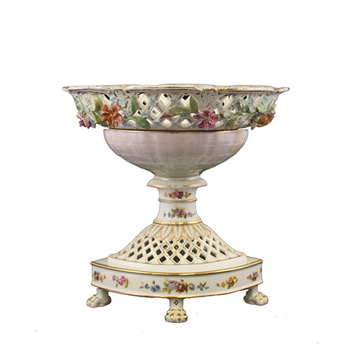 Sub.:12-On - Lote: 244 -  Centro de porcelana felosia con flores en relieve