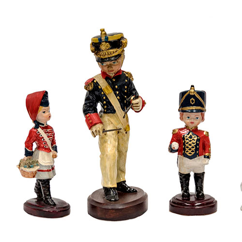 Sub.:12-On - Lote: 268 -  Grupo de tres figuras de la tamborrada guipuzcoana en cer�mica policromada