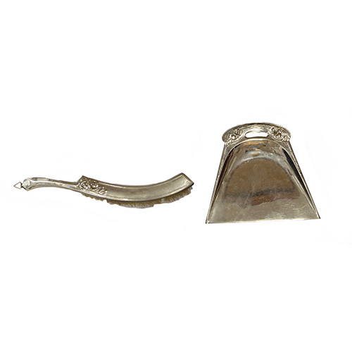 Sub.:12 - Lote: 91361 -  Juego de recogemigas modernista. En metal plateado con marca WMF punzonada. 