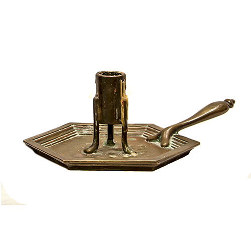 Sub.:12 - Lote: 1343 -  Palmatoria en bronce de base hexagonal.