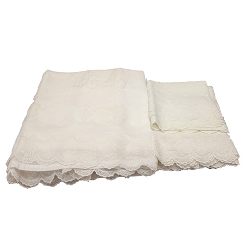 Sub.:12 - Lote: 1378 -  Juego de s�banas de 150 en algod�n con bordados de cenefas florales e iniciales AA.