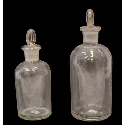 Sub.:12 - Lote: 91428 -  Pareja de frascos de farmacia en cristal prensado.