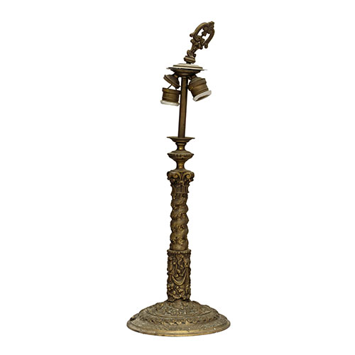 Sub.:13-On - Lote: 170 -  Lmpara de mesa de dos luces electrificada con pie de bronce fundido en forma de moldura salomnica de tipo churrigueresco.