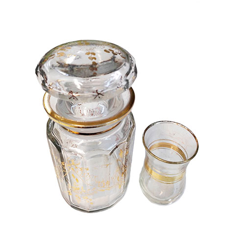 Sub.:13-On - Lote: 292 -  Pequea licorera en cristal dorado con borde metlico y pequeo vaso de chupitos.