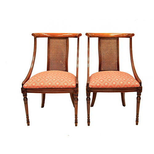 Sub.:13-On - Lote: 31 -  Pareja de sillas modelo gndola con respaldo de rejilla y asiento tapizado