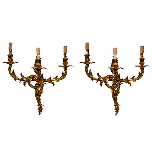 Sub.:13-On - Lote: 142 -  Lote de dos apliques de pared estilo Luis XV, en bronce dorado de tres luces con brazos de acantos.