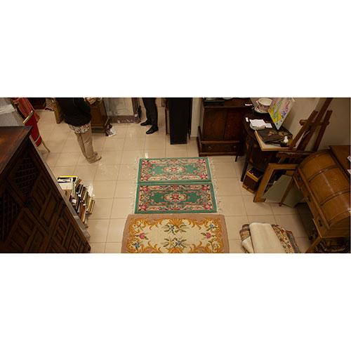 Sub.:13-On - Lote: 210 -  Pareja de alfombras de lateral de cama en nudo espaol con cartucho decorativo de corte neoclsico delimitado por orla de acantos y con motivos florales al interior.