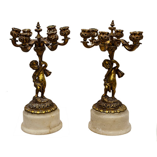 Sub.:13-On - Lote: 1245 -  Pareja de candelabros de seis luces en bronce con fuste en forma de Putti y base de alabastro.