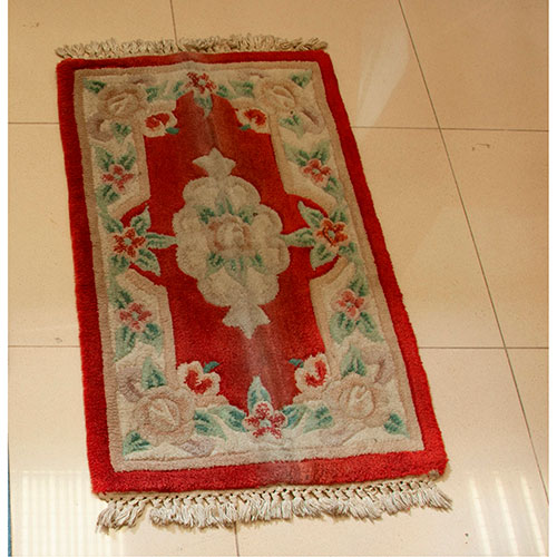 Sub.:13-On - Lote: 202 -  Pequea alfombra china de lateral de cama de corte neoclsico con motivo floral sobre fondo rojo en un cartucho central y motivo de borde de flores.