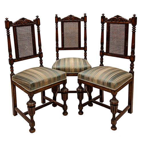 Sub.:13-On - Lote: 47 -  Cuatro sillas y un silln con respaldo de rejilla y tapicera azul de rayas, s. XX.
