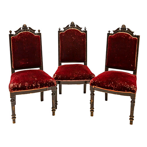 Sub.:13-On - Lote: 137 -  Seis sillas alfonsinas en madera ebonizada con patas torneadas y tapicera de terciopelo rojo estropeada.