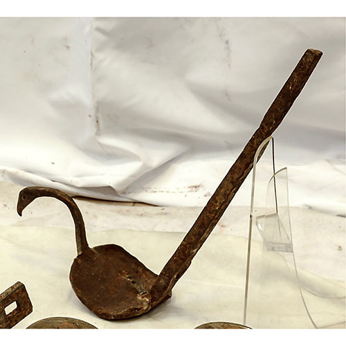 Sub.:13-On - Lote: 1211 -  Instrumento en hierro con forma de ave.