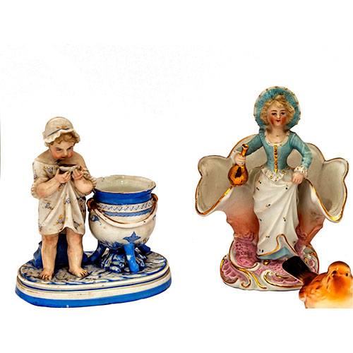 Sub.:13-On - Lote: 365 -  Lote de dos pequeas figuras en porcelana policromados, uno con figura de dama y otro con figura de nio.