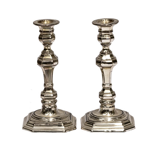 Sub.:13-On - Lote: 231 -  Pareja de miniaturas de candeleros realizados en plata