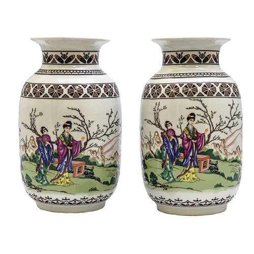 Sub.:13-On - Lote: 320 -  Pareja de jarrones realizados en porcelana espaola Sanbo.