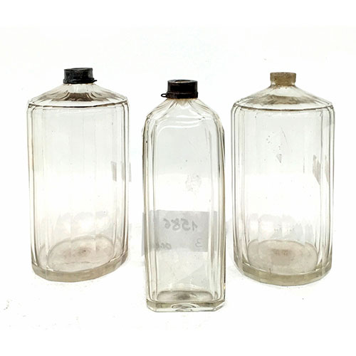 Sub.:13-On - Lote: 249 -  Tres frascos de tocador en vidrio incoloro tallado, s. XIX.
