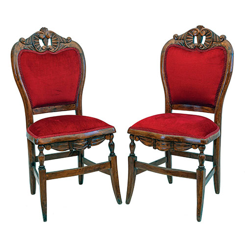 Sub.:13-On - Lote: 139 -  Pareja de sillas en madera y tapicera roja con respaldo con copete y patas torneadas.