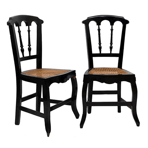 Sub.:13-On - Lote: 37 -  Pareja de sillas negras con asiento de rejilla.