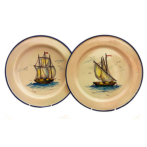 Sub.:13-On - Lote: 440 -  Dos platos en cermica con decoracin de barcos. Sello en la base.