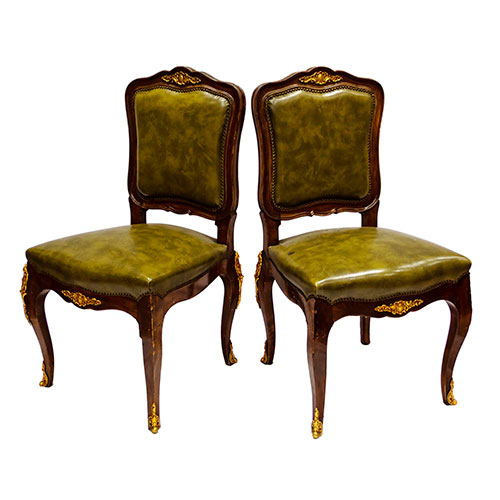 Sub.:13-On - Lote: 106A -  Pareja de sillas en polipiel verde y aplicaciones en bronce.