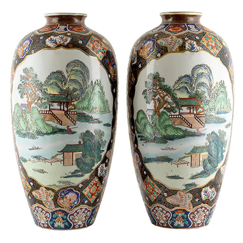 Sub.:13-On - Lote: 1115 -  Pareja de jarrones chinos en porcelana esmaltada con escenas costumbristas y motivos florales. Sello en la base.