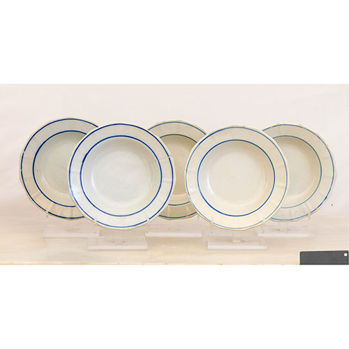 Sub.:13-On - Lote: 425 -  Cinco platos blanco y azul cintas
