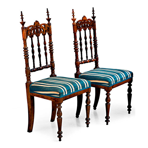 Sub.:13-On - Lote: 136 -  Pareja de sillas en madera torneada con respaldo alto y asiento con diferentes tapiceras. Epoca neogtica siglo XIX
