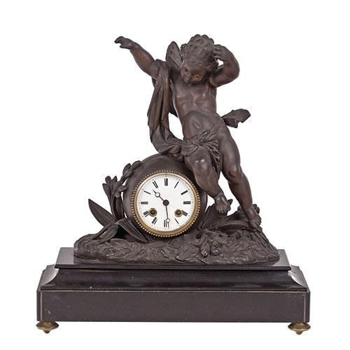 Sub.:13-On - Lote: 1143 -  Reloj de sobremesa con angelito en calamina pavonada sobre base en mrmol negro de Bruselas, finales del s. XIX