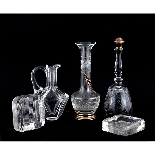 Sub.:13-On - Lote: 284 -  Lote en vidrio formado por cinco piezas: Jarrita, violetero con pie y adorno de plata, campana con pomo de plata y dos ceniceros.