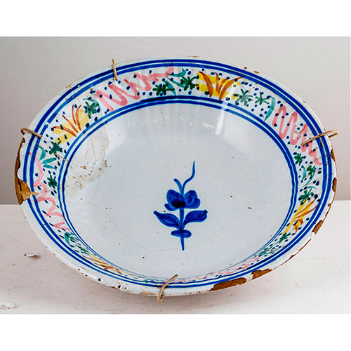 Sub.:13-On - Lote: 408 -  Plato en cermica esmaltada, con decoracin floral polcroma en el ala, a partir de motivos vegetales y geomtricos en azul verde, rosa y amarillo
