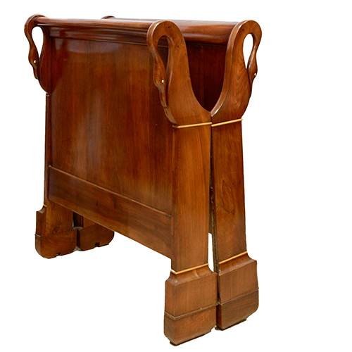 Sub.:13 - Lote: 1334 -  Cama de barco en madera de nogal, con cabecero, piecero y largueros. 