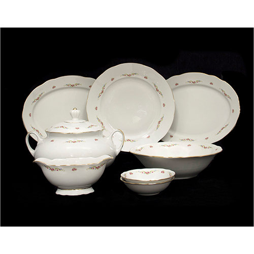 Sub.:13 - Lote: 1421 -  Vajilla en porcelana con ribetes dorados y decoraci�n floral en el ala. 