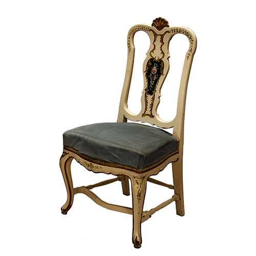 Sub.:13 - Lote: 1313 -  Silla estilo Luis XV en madera patinada en blanco y oro, con decoraci�n floral pintada.