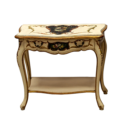 Sub.:13 - Lote: 1312 -  Mesilla en madera patinada en blanco y oro con decoraci�n de motivos florales. 