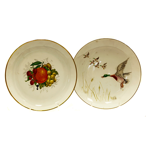 Sub.:13 - Lote: 1348 -  Pareja de platos decorativos en porcelana esmaltada, uno pintado a mano. 