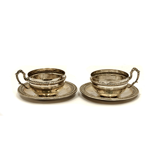 Sub.:13 - Lote: 1408 -  Pareja de tazas con sus respectivos platitos en metal plateado.