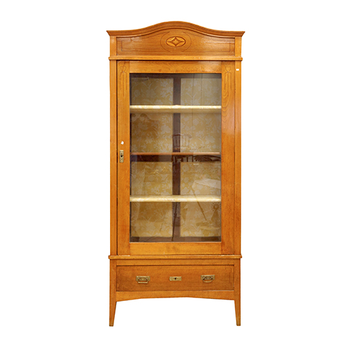 Sub.:13 - Lote: 1343 -  Armario gabanero en madera de haya, reconvertido en vitrina. 