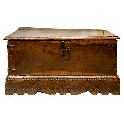 Sub.:13 - Lote: 1368 -  Arc�n en madera con cerradura de hierro. S. XVIII.